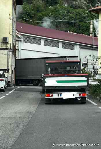 Riva del Garda, un camion si incastra fra due vie: il conducente tradito dal navigatore - la VOCE del TRENTINO