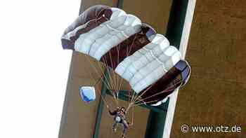 Ein Gleitschirmflieger am Jenaer Inselplatz, der wohl keiner war