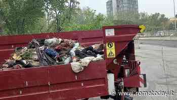 Stazione Tiburtina, pulizia straordinaria ai margini del cantiere: "Qui siamo in trincea"