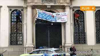 Klimacamp-Aktivist verurteilt: Vor dem Prozess hängt er erneut ein Plakat auf