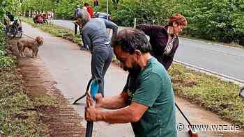 Fahrrad-Aktivisten legen in Essen symbolisch Radweg frei - WAZ News
