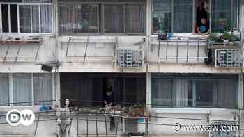 Coronavirus: Shanghai residents evade censors to expose life during lockdown - DW (English)