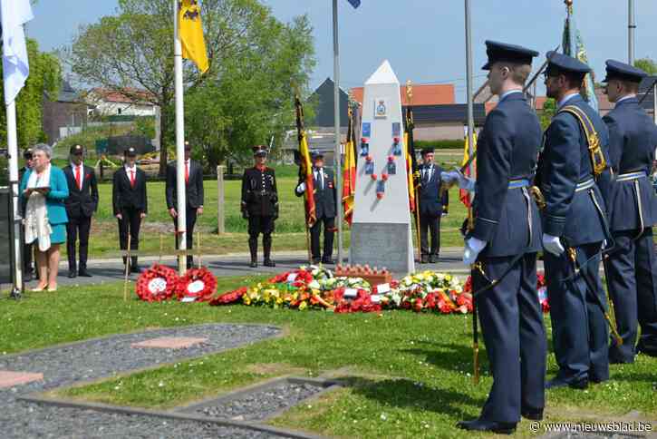Historische bommenwerper herdenkt dodelijke crash met allerlaatste vlucht over Europees vasteland: “Shockerend dat er in ons deel van de wereld nog steeds oorlog woedt”