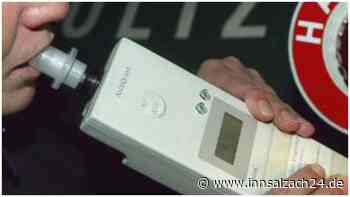 Trotz Fahrverbot: Betrunkene Ampfingerin (25) knallt mit Auto frontal gegen Straßenlaterne