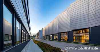 Rosenberger setzt Corporate Architecture mit Planum-Fassadenelementen von Domico um