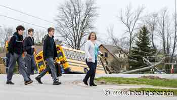 School Bus hits hydro pole on Farnham Rd. - Belleville Intelligencer