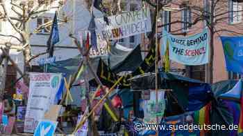 Prozesse - Augsburg - Geldstrafe wegen unzulässigem Plakat am Augsburger Rathaus - Bayern - Süddeutsche Zeitung - SZ.de