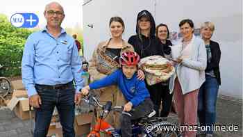 Luckenwalde: Geflüchtete aus der Ukraine holen Sachspenden im Gewerbehof ab - Märkische Allgemeine Zeitung