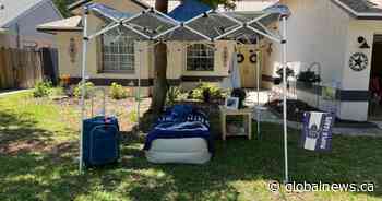 Maple Leafs fan moves son’s Lightning gear, bedroom into front yard