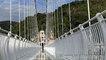 Längste Glasbrücke der Welt lockt Besuchermassen an - Süddeutsche Zeitung - SZ.de