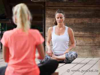 Rietberg, Yoga Schnupperstunden starten wieder, erste Übungseinheit im Gartenschaupark, 7. Mai 2022 - Gütsel