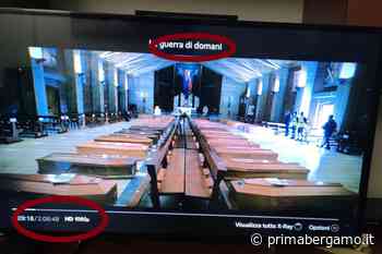 La foto delle bare delle vittime Covid nella chiesa di Seriate usata in un film sugli alieni di Amazon Prime Video - Prima Bergamo