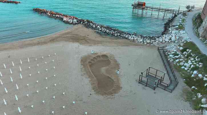 Molise, mistero a Termoli: impronta gigante appare sulla spiaggia | Installazione artistica o trovata pubblicitaria? - TGCOM