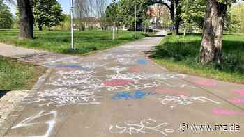 Keine Graffiti: Weg zum Bahnhof in Zeitz wurde von Randalierern einfach nur sinnlos besprüht - Mitteldeutsche Zeitung