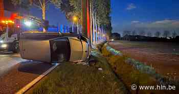Wagen belandt tegen boom bij ongeval in Westkapelle - Het Laatste Nieuws