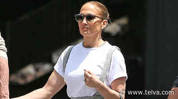 El infalible look de Jennifer Lopez con bolso de lujo, peto y camiseta blanca - Telva