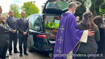 Maranello. «Mamma, sarai sempre con tutti noi» Commozione al funerale di Samantha Migliore - La Gazzetta di Modena