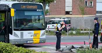 Fietser in levensgevaar na aanrijding met lijnbus in Edegemsesteenweg - Het Laatste Nieuws