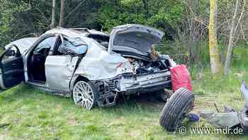 Vier Verletzte: Auto überschlägt sich auf A4 bei Waltershausen - MDR