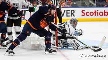 Smith posts 30-save shutout as Oilers put on offensive clinic to rout Kings, even series