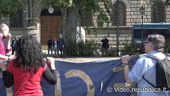 Base militare a Coltano (Pisa), il presidio durante il vertice Regione-Carabinieri a Firenze - Repubblica TV