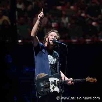 Pearl Jam frontman Eddie Vedder pays tribute to Taylor Hawkins during live show