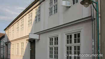 Ukrainerin zeigt in Loitz Mode-Kollektion und Gemälde - Nordkurier