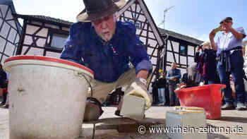 Künstler erinnert an Schicksal ermordeter Juden: 18 neue Stolpersteine in Sinzig verlegt - Rhein-Zeitung
