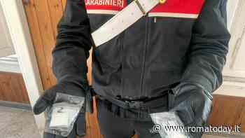 Lo spacciatore che nasconde la cocaina sul balcone di casa del vicino