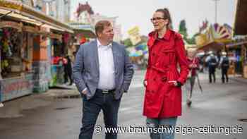 Schausteller ändern Bilder auf dem Frühlingsfest