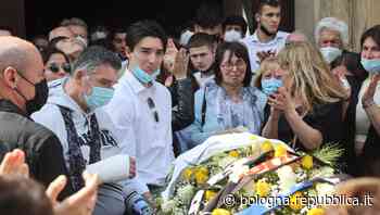 I funerali di Marco Lelli Ricci, un paese in lacrime: "Resterai nei nostri cuori” - La Repubblica