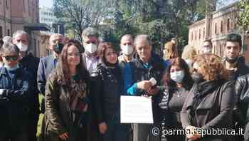 Il grande abbraccio a Marco Carnevale, dipendente del Maggiore scomparso due anni fa per Covid - La Repubblica