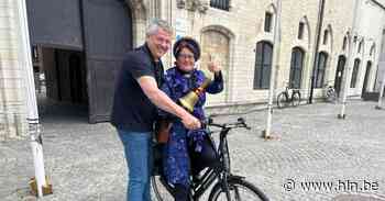 Stad bedankt Bellemadam met elektrische fiets | Mechelen | hln.be - Het Laatste Nieuws