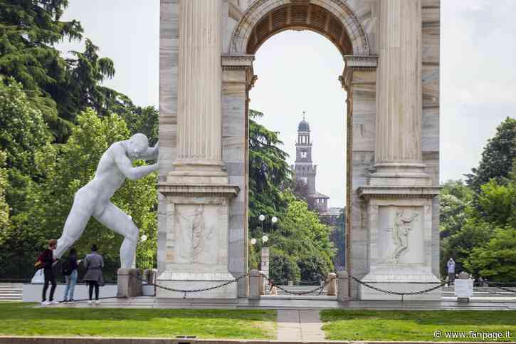Un gigante di quasi 6 metri all'Arco della Pace: il significato della statua apparsa a Milano - Fanpage.it