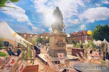 Im Liegestuhl entspannt vor dem Erlanger Schloss - Fränkischer Tag