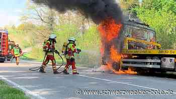 Feuerwehr löscht - Abschleppwagen brennt auf der L 415 bei Erlaheim - Schwarzwälder Bote
