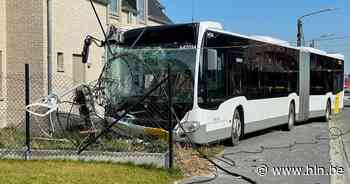 Bus De Lijn knalt tegen verlichtingspaal in Moorslede: chauffeur en drie passagiers gewond - Het Laatste Nieuws