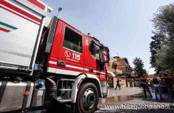 Roma, in fiamme palazzo in via Inverigo (Prima Porta): 50 evacuati, 18 intossicati - Blitz quotidiano