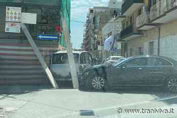 Incidente all'incrocio tra via Vecchi e via Sant'Agostino: auto finisce contro impalcatura - TraniViva