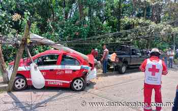 Camioneta derriba postes y caen sobre taxi en Coatepec; hubo heridos - Diario de Xalapa
