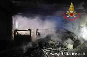 Incendio capannone a Calcinato, più veicoli in fiamme - Giornale di Brescia