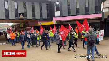 Striking bin workers hold Coventry city centre rally - BBC