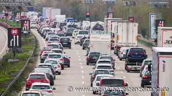Holzlaster kippt auf Autobahn 3 um: Kilometerlanger Stau