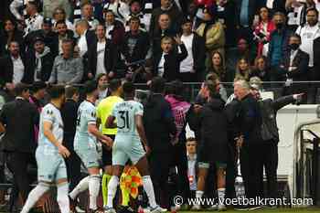 🎥 't Ging niet rap genoeg naar Moyes zijn zin en trainer krijgt rood na domme reactie richting ballenjongen