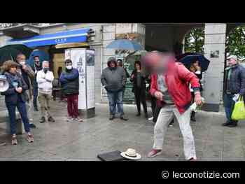 Senzatetto 'molesto', presidio in piazza di FDI: "Situazione da risolvere" - Lecco Notizie