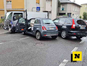 Lecco | Schianto tra un furgone e due auto in via Capodistria - Lecco Notizie