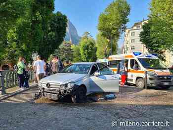 Incidente sul lungolago di Lecco, malore per un automobilista: esce di strada e travolge una donna - Corriere Milano