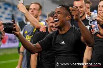 🎥 Feyenoord-fan doet vurige oproep naar vriendin na behalen finale: &quot;Eén dagje extra! Ik betaal alles en je hebt een heel jaar geen last meer van mij&quot;