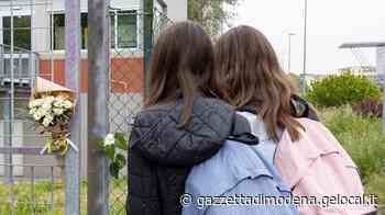 Modena. Fiori e lacrime al liceo Wiligelmo dove è morto Komais - La Gazzetta di Modena