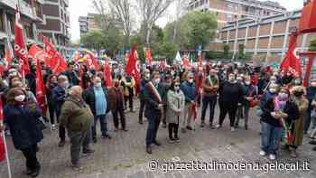 Modena. Il presidio dopo le scritte no-vax alla sede Cgil «Un chiaro atto fascista» - La Gazzetta di Modena